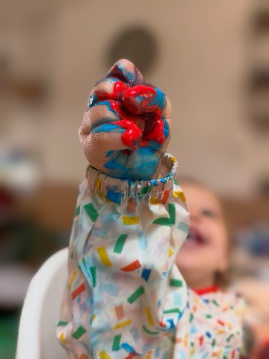 Kinderhand vol verf
